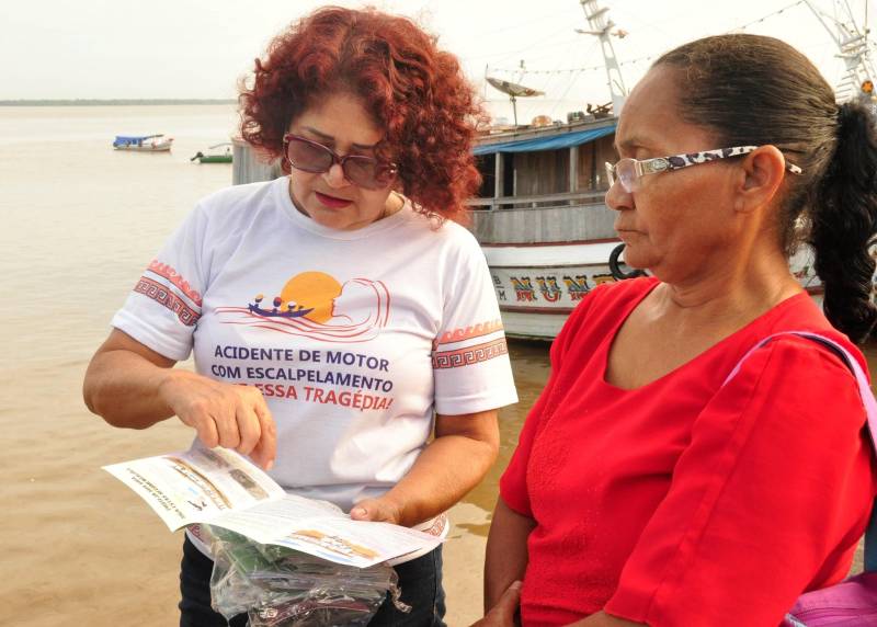 Cleia Benjamim Lopes, de 54 anos (d), que mora na Ilha das Onças, disse que sabe bem como é o escalpelamento porque tem uma vizinha que sofreu esse tipo de acidente. “Foi horrível, só Deus. Acontece muito com quem anda de rabeta, por isso acho que é importante cobrir o eixo do motor e essa campanha de alerta às pessoas”. Ela disse que vem diariamente para Belém em embarcações maiores que têm o eixo coberto
FOTO: JOSÉ PANTOJA / ASCOM SESPA
DATA: 03.07.2018
BELÉM - PARÁ <div class='credito_fotos'>Foto: José Pantoja / Ascom Sespa | <a href='/midias/2018/originais/e4da176a-ad4e-4ba9-9b3b-5834fa7811cd.jpg' download><i class='fa-solid fa-download'></i> Download</a></div>