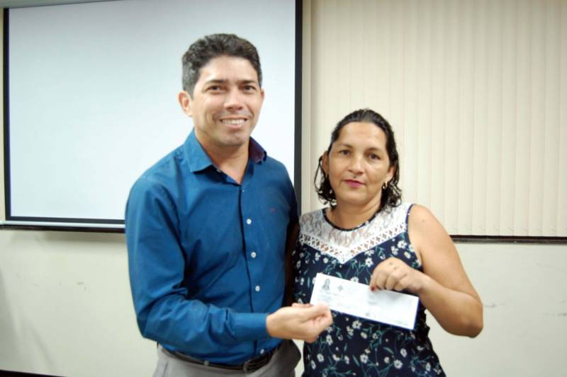 Artesãos de Santarém e outros municípios da região oeste do Pará deram mais um passo rumo à profissionalização e organização. Nesta segunda-feira (17), o governo do Estado, por meio da Secretaria de Assistência Social, Trabalho, Emprego e Renda (Seaster) e do Centro de Governo do Baixo Amazonas, entregou a Carteira Nacional do Artesão (CAT), emitida pela Secretaria Nacional da Micro e Pequena Empresa (SMPE), com o apoio do Programa Nacional do Artesão (PAB).

FOTO: SAMUEL ALVARENGA / AG. PARÁ
DATA: 18.12.2018
SANTARÉM - PARÁ <div class='credito_fotos'>Foto: SAMUEL ALVARENGA/AG.PARÁ   |   <a href='/midias/2018/originais/e4e54ade-d640-4658-a87d-ac044e7b5f2e.jpg' download><i class='fa-solid fa-download'></i> Download</a></div>