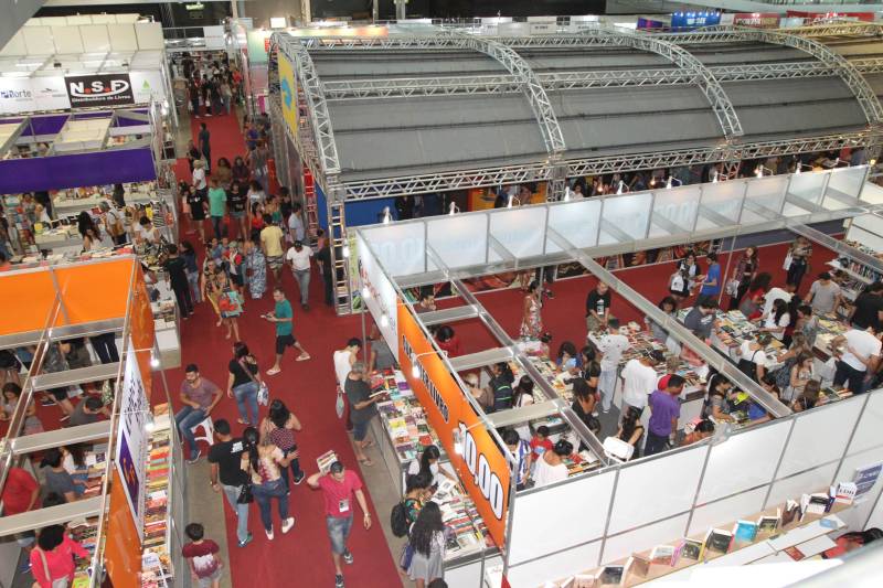 Corredores do Hangar Centro de Convenções durante a XXII Feira Pan-Amazônica do Livro, que começou neste sábado (2), em Belém. Um grande público compareceu ao segundo dia da feira, aproveitando as atrações culturais e as exposições nos estandes de livros na tarde de domingo.
FOTO: CRISTINO MARTINS / AG. PARÁ
DATA: 03.06.2018
BELÉM - PARÁ <div class='credito_fotos'>Foto: Cristino Martins/Ag. Pará | <a href='/midias/2018/originais/e4fec6bb-710d-4ef4-9e0a-04d3ac3ab4a5.jpg' download><i class='fa-solid fa-download'></i> Download</a></div>