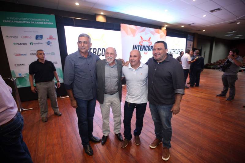 A pecuária é uma das principais cadeias produtivas do Pará, que se destaca no cenário nacional por possuir o quinto maior rebanho bovino, com mais de 20 milhões de cabeças. A importância do Estado na cadeia produtiva brasileira é destaque na InterCorte, evento que reúne iniciativas em prol do desenvolvimento do setor. A abertura, na noite desta segunda-feira, 21, no Carajás Centro de Convenções, em Marabá, sudeste paraense, contou com a presença do governador Simão Jatene (foto), parlamentares e autoridades locais.

FOTO: THIAGO GOMES / AG. PARÁ
DATA: 21.05.2018
MARABÁ - PARÁ <div class='credito_fotos'>Foto: Thiago Gomes /Ag. Pará   |   <a href='/midias/2018/originais/e500dcff-9668-48d3-a3d0-ad5cd14b9195.jpg' download><i class='fa-solid fa-download'></i> Download</a></div>