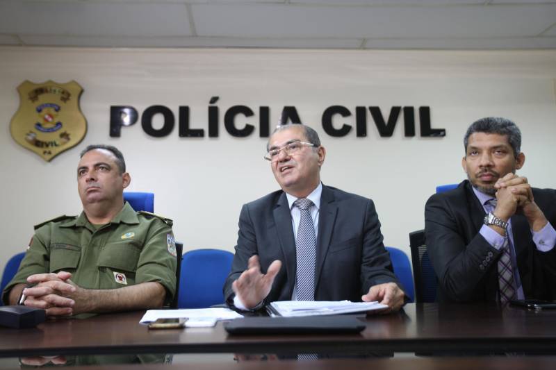 Um total de seis equipes da Divisão de Homicídios do Pará, vinculada à Polícia Civil, estão em atuação nas investigações sobre as mortes e tentativas de homicídios ocorridas no Tapanã, na noite de 29/10. No total, 11 inquéritos foram instaurados nas investigações. Os primeiros levantamentos sobre os crimes foram realizados ainda nea segunda-feira (30), nas áreas dos crimes. Nos próximos dias, novos depoimentos serão coletados e a Polícia Civil deve dar novas informações sobre o andamento das investigações, segundo afirmaram os dirigentes da segurança durante entrevista coletiva com os representantes do Sistema de Segurança Pública do Estado do Pará, na manhã desta terça-feira, 30, na sede da Delegacia Geral. Participaram da coletiva de imprensa o titular da Secretaria de Estado de Segurança Pública (Segup), Luiz Fernandes (falando), o Delegado-Geral do Estado, Claudio Galeno e o Comandante Geral da Polícia Militar, Hilton Benigno, entre outros.
FOTO: RODOLFO OLIVEIRA / AG. PARÁ
DATA: 30.10.2018
BELÉM - PARÁ <div class='credito_fotos'>Foto: Rodolfo Oliveira/Ag. Pará | <a href='/midias/2018/originais/e508c2f0-c57e-40f0-b4a7-3e58d647d775.jpg' download><i class='fa-solid fa-download'></i> Download</a></div>