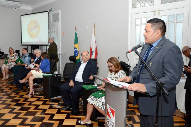O Selo Comemorativo aos 60 anos dos Jogos Estudantis Paraenses (JEPs) foi lançado nesta segunda-feira (18) pela Secretaria de Estado de Educação (Seduc). A cerimônia, que ocorreu no auditório do Palácio do Governo do Estado, em Belém, reuniu autoridades, dirigentes esportivos, professores e atletas em uma festa do esporte estudantil. Na foto, o superintendente de Operações dos Correios no Pará, Joclau Barra Lima.

FOTO: FERNANDO NOBRE / ASCOM SEDUC
DATA: 18.06.2018
BELÉM - PARÁ <div class='credito_fotos'>Foto: FERNANDO NOBRE/ASCOM SEDUC   |   <a href='/midias/2018/originais/e51d114b-2c14-428c-9deb-95d8f81c7064.jpg' download><i class='fa-solid fa-download'></i> Download</a></div>