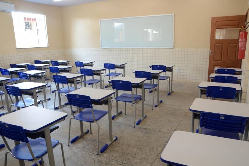 “A escola é um sonho”. Quem expressou esse sentimento foi o aluno do 3º ano do Ensino Médio, Renan Abreu, durante a entrega da obra de reforma e ampliação da Escola Estadual de Ensino Fundamental e Médio Emanuel Salgado Vieira, no município de Juruti, realizada na manhã desta quarta-feira (5), pela secretária de Estado de Educação, Ana Cláudia Serruya Hage. “Hoje recebemos a escola totalmente reformada e ampliada; já passamos por várias batalhas, lutamos para este sonho se tornar realidade, vivemos momentos difíceis, somos vitoriosos e teremos uma visão diferente da escola, estamos muito felizes e realizados”, complementa o estudante.

FOTO: FERNANDO NOBRE / ASCOM SEDUC
DATA: 05.12.2018
JURUTI - PARÁ <div class='credito_fotos'>Foto: FERNANDO NOBRE/ASCOM SEDUC   |   <a href='/midias/2018/originais/e5221c00-44af-46af-a9f8-9d5ceffcf008.jpg' download><i class='fa-solid fa-download'></i> Download</a></div>