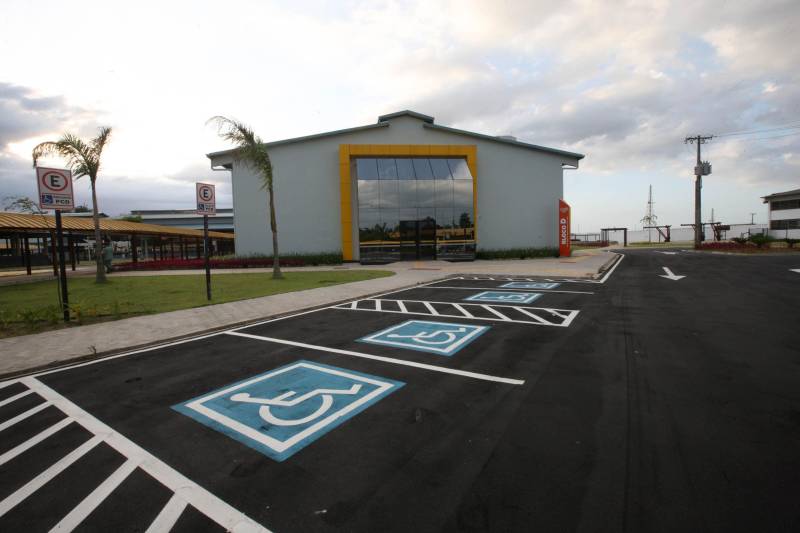 Desde sua inauguração, dia 30 de maio deste ano, o Centro Integrado de Inclusão e Reabilitação (CIIR, na foto), marcou a história na assistência global à Pessoa com Deficiência (PcD), no Pará e na Região Norte, ao oferecer, em um único complexo, atendimento para Pessoas com Deficiência (PcD) de todas as faixas etárias. São diversas especialidades, tecnologias e estrutura de última geração, associadas à qualidade, segurança e humanização destinadas 100% aos usuários do Sistema Único de Saúde (SUS). Desde seu funcionamento, a equipe multiprofissional do CIIR realizou  cerca de  18.760 atendimentos nas mais diversas especialidades e serviços. O atendimento de qualidade, seguro e humanizado é celebrado por um índice de 96% de satisfação de quem depende da assistência.

FOTO: CARLOS SODRÉ / AG. PARÁ
DATA: 07.12.2018
BELÉM - PARÁ <div class='credito_fotos'>Foto: Carlos Sodré/Agência Pará   |   <a href='/midias/2018/originais/e52b3de6-1b63-4097-a970-31cc87c6a676.jpg' download><i class='fa-solid fa-download'></i> Download</a></div>