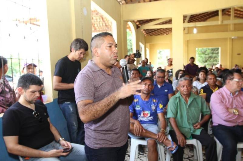 As ruas do bairro Ponto Certo, no município de São Domingos do Capim, no nordeste paraense, ganharão maior mobilidade e segurança. O chão de terra vermelha dará lugar à pavimentação, por meio do programa Asfalto na Cidade, trazendo mais qualidade de vida aos seus moradores e fluidez no trânsito. A ordem de serviço que garante o início das obras foi entregue neste sábado (30), durante evento realizado no salão paroquial da comunidade do Perpétuo Socorro. A cerimônia contou com a participação de representantes do governo do Estado, parlamentares, comunidade e autoridades locais. Ao todo serão asfaltados quatro quilômetros de vias, totalizando um investimento de mais de R$ 2,1 milhões. O município é um dos 142 que já aderiram ao programa Municípios Sustentáveis, da Secretaria Extraordinária de Estado de Municípios Sustentáveis (Semsu). A iniciativa atua no fortalecimento das gestões municipais como uma das ferramentas para o desenvolvimento do Estado. A pavimentação de vias urbanas é fruto das articulações e agenda compartilhada entre o Estado e as prefeituras municipais, dentro do PMS. Na foto, o prefeito Paulo Elson da Silva.
FOTO: CRISTINO MARTINS / AG. PARÁ
DATA: 30.06.2018
SÃO DOMINGOS DO CAPIM - PARÁ <div class='credito_fotos'>Foto: Cristino Martins/Ag. Pará | <a href='/midias/2018/originais/e52df75e-3b77-49dc-a1bf-cfd9003b8fbb.jpg' download><i class='fa-solid fa-download'></i> Download</a></div>