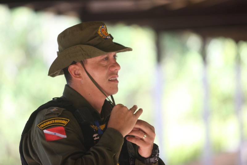 Com nível de especialização, o Curso de Policiamento Rodoviário reúne em Belém, até sexta-feira (15), agentes da Polícia Rodoviária Estadual (PRE) e de outros órgãos do Sistema de Segurança Pública, como o Departamento de Trânsito (Detran), além da Polícia Rodoviária Federal. Na foto, o coordenador da especialização, capitão Albinésio Duarte.
FOTO: MARCELO LELIS / AG. PARÁ
DATA: 14.06.2018
MOSQUEIRO - PARÁ <div class='credito_fotos'>Foto: Marcelo Lelis / Ag. Pará | <a href='/midias/2018/originais/e5305fb6-9090-43a5-9aa8-0955ca7cca36.jpg' download><i class='fa-solid fa-download'></i> Download</a></div>