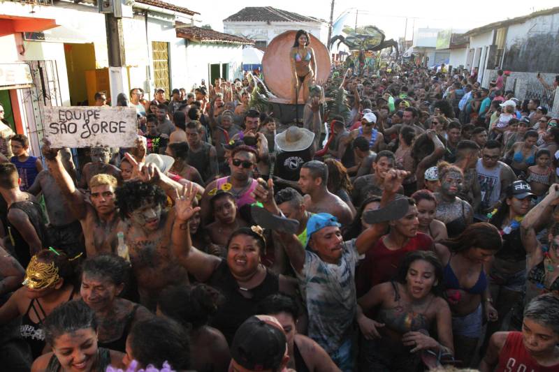Em Curuçá, no nordeste do Estado, é do mangue que sai o caranguejo, sustento de muitas famílias, e a lama (Tijuco), matéria-prima da fantasia usada pelos brincantes do tradicional bloco carnavalesco "Pretinhos do Mangue". Neste domingo (11), segundo a organização do evento, mais de 17 mil pessoas entre brincantes e espectadores acompanharam o cortejo que teve início no Porto dos Pretinhos e seguiu pelas principais ruas do município até a praça da folia, na orla. O bloco nasceu no ano de 1989 a partir da frustração de dois amigos que foram ao mangue atrás de alimento, mas não conseguiram nenhum caranguejo. Então decidiram passar lama pelo corpo e saíram pela cidade em forma de protesto. "O mangue oferece o nosso caranguejo, mexilhão e camarão. É daqui que as famílias tiram seu sustento. Nossa intenção é aproveitar esse momento de alegria e passar essa mensagem de preservação", afirmou Edmilson Campos, mais conhecido como "Cafá", que está à frente do bloco há 18 anos.
FOTO: CRISTINO MARTIS / AG PARÁ
12.02.2018
CURUÇÁ - PARÁ <div class='credito_fotos'>Foto: Cristino Martins/Ag. Pará | <a href='/midias/2018/originais/e533a3b6-8a25-4e6e-85cb-6f0295dce564.jpg' download><i class='fa-solid fa-download'></i> Download</a></div>