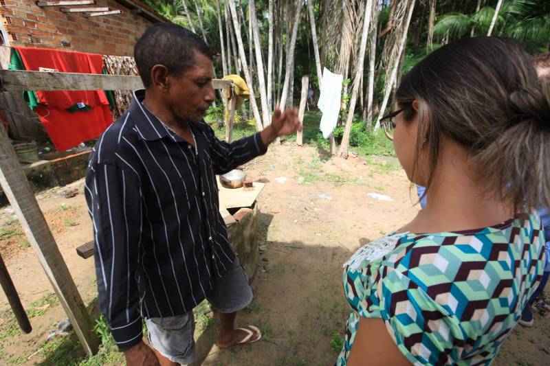 As ações do governo do Estado são imediatas no município de Barcarena, mais especificamente nas comunidades Bom Futuro e Vila Nova, localizadas na área das bacias de rejeitos da Hydro. A primeira medida é a coleta da água dos poços artesianos, para verificar se está própria para o consumo humano. Nesta sexta-feira (23), técnicos do Laboratório Central do Estado (Lacen) começaram o trabalho, que faz parte do conjunto de ações do grupo de trabalho montado pelo governo depois que o Instituto Evandro Chagas confirmou a contaminação da área. Na foto, o morador Luiz Gonzaga (camisa preta).
FOTO: MÁCIO FERREIRA / AG. PARÁ
DATA: 23.02.2018
BARCARENA - PARÁ <div class='credito_fotos'>Foto: MÁCIO FERREIRA/ AG. PARÁ | <a href='/midias/2018/originais/e5364bad-29c7-4822-9d0c-6ba589a04159.jpg' download><i class='fa-solid fa-download'></i> Download</a></div>