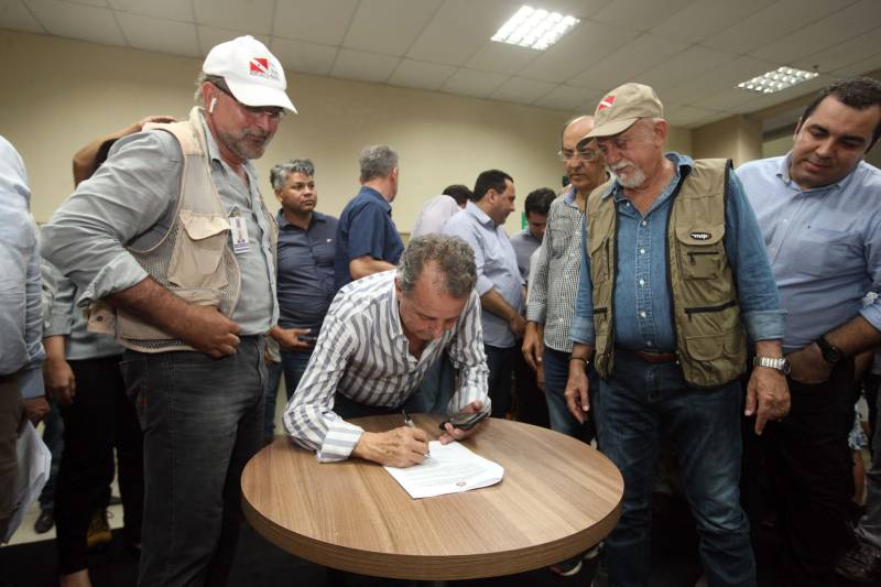 O Governador do Estado, Simão Jatene, também entregou para a região mais de 90 viaturas (foto) , 65 caminhonetes e 27 carros utilitários (pálios weekend), com destaque para duas da patrulha rural e uma para ronda escolar específica para Marabá. O Secretário de Estado de Segurança Pública, Luiz Fernandes, ressaltou que os veículos vão substituir a frota nas regiões sul e sudeste. “Surgiu uma demanda do policiamento rural, e já uma semana depois, por determinação do governador, já trouxemos as viaturas e já temos o policiamento disponível para fazer esse patrulhamento, que vai iniciar na região sudeste, mas se estenderá para a região sul e nordeste do estado. Hoje estamos substituindo toda a frota de veículos da região sul e sudeste, além disso o governador determinou onde tiver policiamento vai ter uma viatura, e já foi apresentado para a região os novos policiais que tomaram posse, nós não temos mais nenhum município sem delegado”, pontuou. Outras conquistas citada pelo Secretário da SEGUP foi o aumento do Núcleo de Apoio à Investigação e a criação de um conselho regional para acompanhar as ações de segurança pública. FOTO: SIDNEY OLIVEIRA / AG. PARÁ DATA: 06.04.2018 MARABÁ - PARÁ <div class='credito_fotos'>Foto: Sidney Oliveira/Ag. Pará | <a href='/midias/2018/originais/e53e0567-bf4e-4ec7-9fa9-fd2a0d00d938.jpg' download><i class='fa-solid fa-download'></i> Download</a></div>