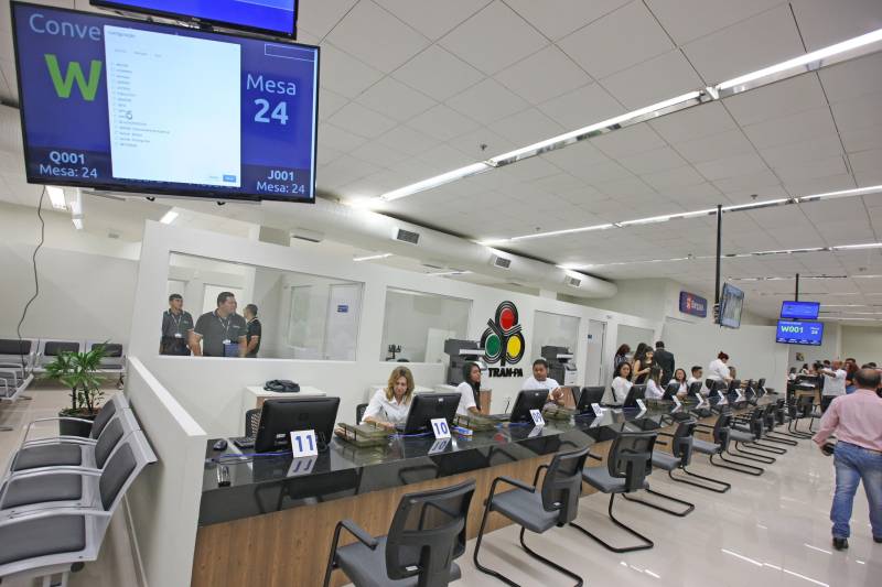 Carteira de identidade, habilitação e de trabalho. Seguro-desemprego, segunda via de boletos de água e multas de transito. Registros na Junta Comercial e DARFs de impostos. Registros de ocorrências na polícia e queixas ao Procon. Tudo num só lugar, rápido e fácil. O governador Simão Jatene entregou nesta sexta-feira, 04, à população a Estação Cidadania do Shopping Pátio Belém (foto). É a sexta unidade de atendimento à população no estado do Pará. Num espaço de mais de mil metros quadrados, a população poderá contar com serviços de órgãos como: Banpará; Polícia Civil; Procon; Secretaria de Justiça e Direitos Humanos; Sistema Nacional de Empregos; Secretaria de Assistência Social, Trabalho e Renda; Junta Comercial do Estado, Secretaria da Fazenda, Cosanpa, Detran, Igeprev e Fundação Pro-Paz. Além desses, as novidades ficam por conta do Hemopa, oferecendo a possibilidade do cidadão doar sangue e da Secretaria Municipal de Mobilidade (Semob).
FOTO: ANTÔNIO SILVA / AG. PARÁ
DATA: 04.05.2018
BELÉM - PARÁ <div class='credito_fotos'>Foto: Antônio Silva/Ag. Pará | <a href='/midias/2018/originais/e53f2f3e-807b-40ea-9a10-3ccfc62efa10.jpg' download><i class='fa-solid fa-download'></i> Download</a></div>