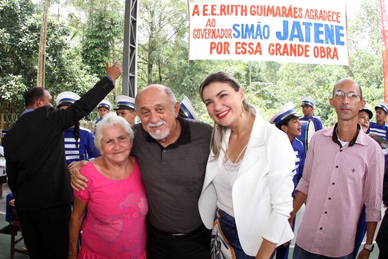 Um painel, no pátio da Escola Estadual de Ensino Médio Ruth Guimarães Ferreira, no distrito de Murinim, em Benevides, mostra 16 alunos da unidade aprovados nos últimos vestibulares. Desses, 12 irão estudar na Universidade Federal do Pará (UFPA). São os primeiros resultados de um processo que começou há nove meses, quando a escola entrou em reforma e ampliação. A nova “Ruth Guimarães Ferreira” foi entregue oficialmente nesta segunda-feira, 26, pelo governador Simão Jatene. Reformada e ampliada, a escola tem agora seis salas de aula; quatro laboratórios (multiuso, multidisciplinar, informática e de leitura); cozinha; refeitório e dispensa; quadra poliesportiva, vestiários feminino e masculino; área de convivência; sala para Atendimento Educacional Especializado (AEE) e acessos para pessoas com deficiência. Espaços de sobra para seus 892 alunos, distribuídos em três turnos do Ensino Médio. A obra custou R$ 2,446 milhões.
FOTO: CRISTINO MARTINS / AG. PARÁ
DATA: 26.03.2018
BENEVIDES - PARÁ <div class='credito_fotos'>Foto: Cristino Martins/Ag. Pará | <a href='/midias/2018/originais/e5517d7f-25b4-449f-9436-67a560eb08b0.jpg' download><i class='fa-solid fa-download'></i> Download</a></div>