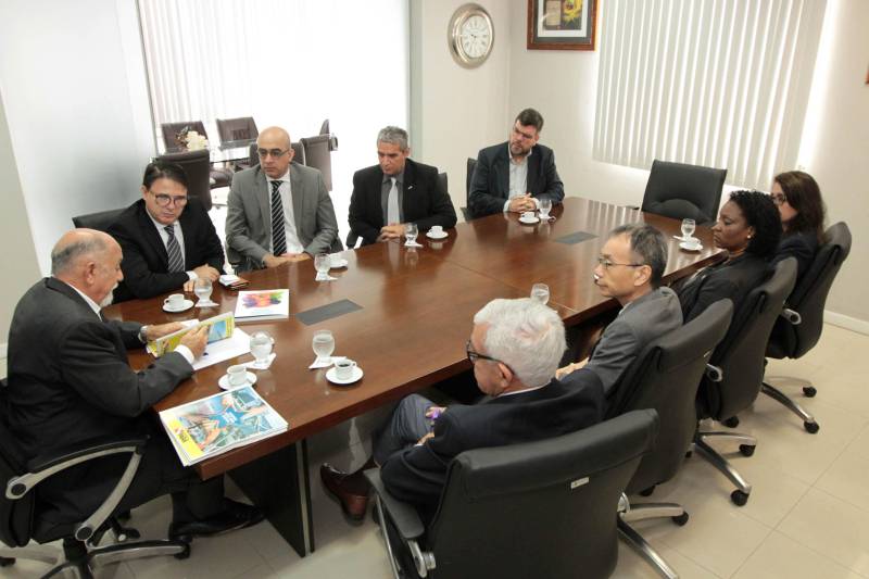 O governador Simão Jatene vai receber, no próximo dia 22, a Comenda do Mérito Consular João Clemente Baena Soares, a maior premiação ofertada pela Associação do Corpo Consular no Estado do Pará (ACCP). O convite foi entregue ao governador nesta quinta-feira (15) por sete integrantes do Corpo Consular, no Palácio do Governo.
FOTO: CRISTINO MARTINS / AG. PARÁ
DATA: 15.02.2018
BELÉM - PARÁ <div class='credito_fotos'>Foto: Cristino Martins/Ag. Pará | <a href='/midias/2018/originais/e5519f84-b695-4153-a136-ba718a3e3b16.jpg' download><i class='fa-solid fa-download'></i> Download</a></div>