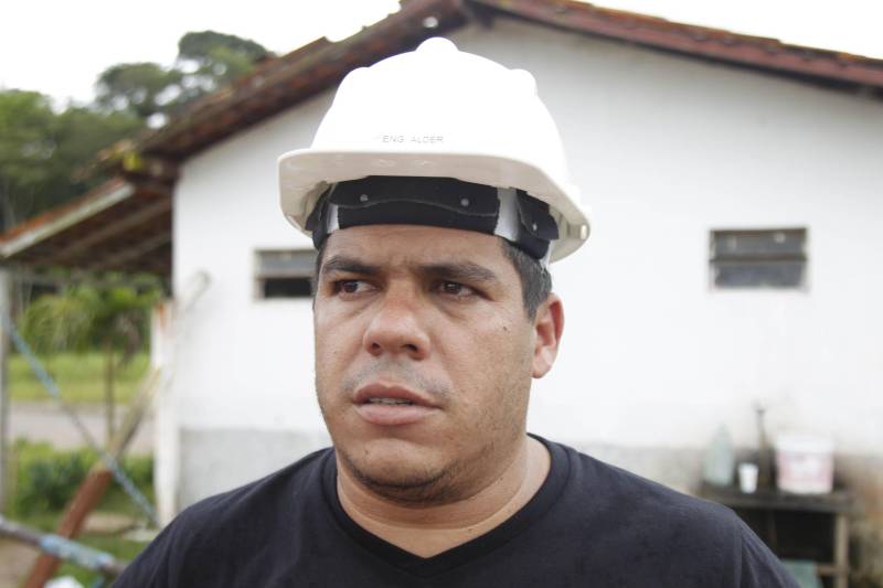 A obra deve estar concluída no prazo máximo de 120 dias. "Estamos trabalhando com quarenta funcionários que irão revezar em turnos contínuos para garantir a entrega da obra o mais rápido possível, e assim, concluirmos o nosso trabalho dentro do prazo previsto", explicou o engenheiro civil Alder Santos (foto), responsável pela obra que será executada pela Empresa Ditron Engenharia.
FOTO: AKIRA ONUMA / ASCOM SUSIPE
DATA: 03.05.2018
SANTA IZABEL - PARÁ <div class='credito_fotos'>Foto: Akira Onuma / Ascom Susipe | <a href='/midias/2018/originais/e5520e5a-35c8-4f8e-aeb0-6e54a4e6f12c.jpg' download><i class='fa-solid fa-download'></i> Download</a></div>