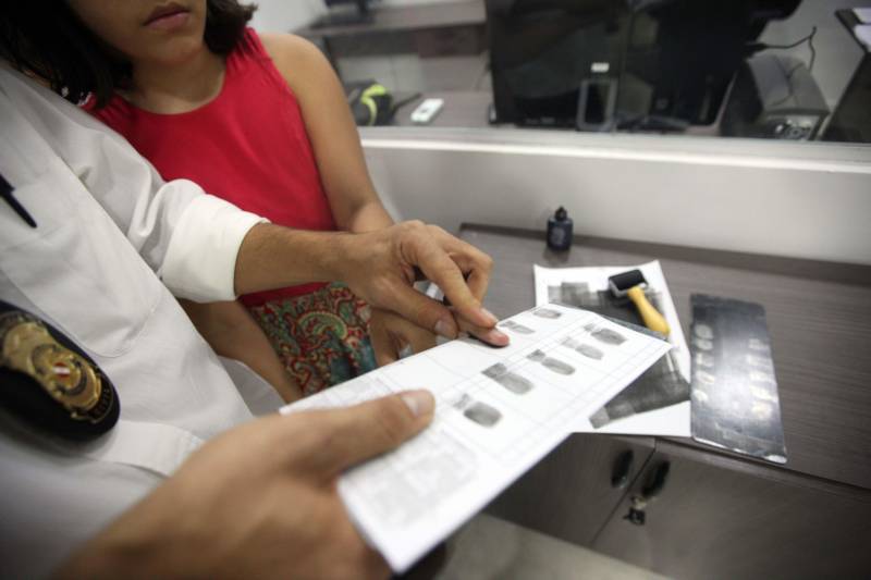 “Fiz questão de trazer minha filha para seu primeiro exercício de cidadania que é ter uma carteira de identidade, ainda mais em um local como este, que permite resolvermos várias pendências com mais conforto e praticidade”, comemorou o senhor Genival de Oliveira, 40 anos, pai da pequena Gabrielle, 8 anos. A família de seu Genival é uma das milhares que serão beneficiadas no município de Parauapebas, no sudeste paraense, com orientações e serviços de diversos órgãos estaduais em um único local: a Estação Cidadania. O espaço, localizado no Shopping Karajás, foi entregue oficialmente à população na manhã deste sábado (19). A cerimônia contou com a presença de secretários de Estado, parlamentares, entre outras autoridades locais. Esta é a segunda Estação Cidadania da região. A primeira é a de Marabá.
FOTO: THIAGO GOMES / AG. PARÁ
DATA: 19.05.2018
PARAUAPEBAS - PARÁ <div class='credito_fotos'>Foto: Thiago Gomes /Ag. Pará | <a href='/midias/2018/originais/e5569d65-5183-4854-9c3b-0cf6284341b6.jpg' download><i class='fa-solid fa-download'></i> Download</a></div>