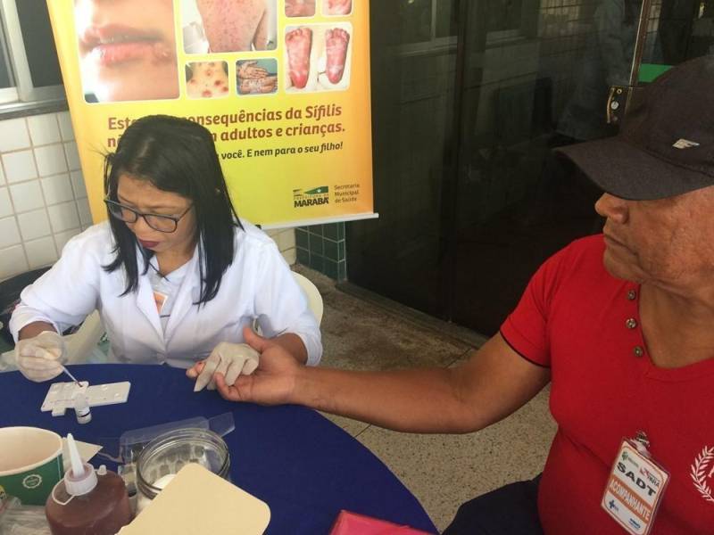 O Hospital Regional do Sudeste do Pará - Dr. Geraldo Veloso (HRSP), em Marabá (PA), foi uma das instituições que receberam o posto volante do Centro de Testagem e Aconselhamento (CTA) pela campanha "Dezembro Vermelho". Nesta quinta-feira, 13, usuários ambulatoriais e colaboradores da Unidade participaram da ação, que ofereceu testes rápidos para detectar casos de sífilis, HIV/Aids, hepatite B e hepatite C. Domingos Pinheiro é morador de Serra Pelada, no município de Curionópolis. Ele aproveitou que estava na unidade acompanhando a esposa em um exame, para realizar os testes. "Logo que soube que ia ter a ação, aceitei o convite para fazer o exame. A gente pode pensar que está bom, mas só sabe quando passa pelo médico mesmo", disse o servente. Na foto, Domingos Pinheiro (boné).

FOTO: ASCOM / HRSP
DATA: 13.12.2018
MARABÁ - PARÁ <div class='credito_fotos'>Foto: ASCOM HRSP   |   <a href='/midias/2018/originais/e563cc23-b33c-42ad-bddd-d13f8fd4e7b0.jpg' download><i class='fa-solid fa-download'></i> Download</a></div>