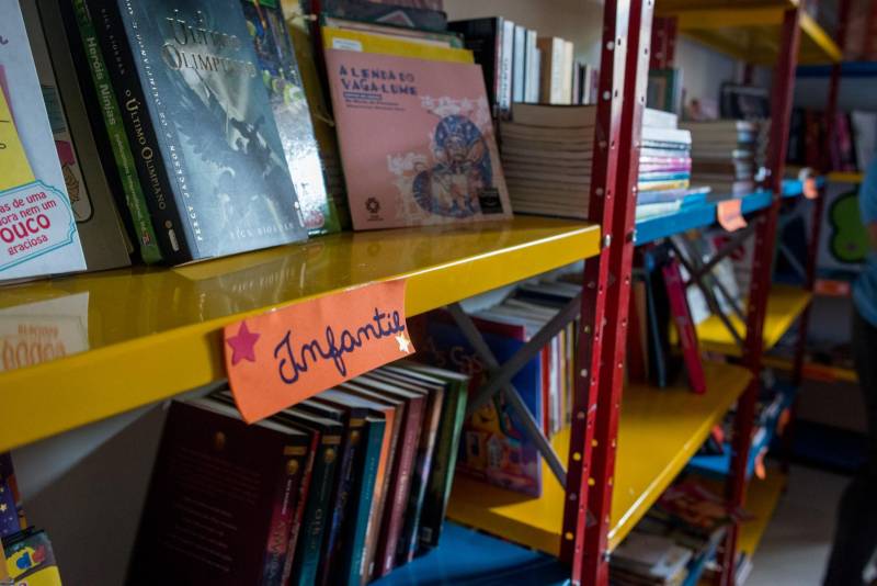 Crianças atendidas pela Casa de Apoio a Crianças com Câncer, Menino Jesus III ganharam, na manhã desta quinta-feira (29), um Espaço de Leitura do projeto Livro Solidário, coordenado pela Imprensa Oficial do Estado (IOE) e Núcleo de Articulação e Cidadania (NAC), do Governo do Estado. A Casa fica na Travessa Castelo Branco, no bairro de São Brás, em Belém.

FOTO: FERNANDO SETTE CÂMARA / ASCOM IOE
DATA: 29.11.2018
BELÉM - PARÁ <div class='credito_fotos'>Foto: FERNANDO SETTE CÂMARA / ASCOM IOE   |   <a href='/midias/2018/originais/e5660824-e852-49d7-898d-16dbc1fa0607.jpg' download><i class='fa-solid fa-download'></i> Download</a></div>