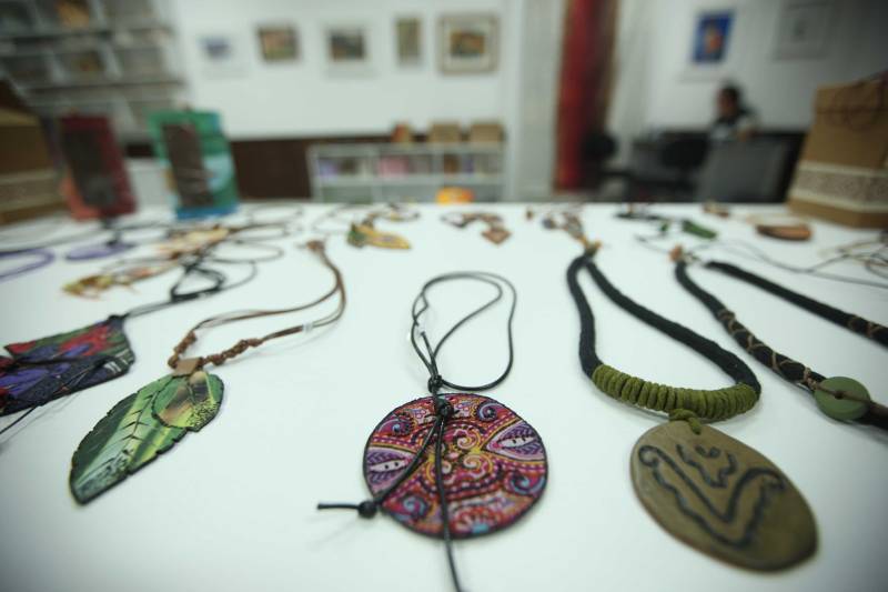 Ao entrar na Biblioteca Arthur Viana, localizada no Centro Cultural e Turístico Tancredo Neves (Centur), é possível visualizar e sentir as diferenças logo ao chegar. O espaço, que desde 2015 passava por reformas, está completamente pronto para sua reinauguração, que deve acontecer já na próxima semana. Iluminação adequada, climatização renovada, mudança de estantes e outros móveis que contribuíram para a ampliação do espaço, além de um verdadeiro upgrade em diversos espaços de convivência, serviços e estudos, trouxeram novos ares a centenária biblioteca.
FOTO: THIAGO GOMES / AG. PARÁ
DATA: 27.04.2018
BELÉM - PARÁ <div class='credito_fotos'>Foto: Thiago Gomes /Ag. Pará | <a href='/midias/2018/originais/e5662339-7874-4261-a64e-540d86837af5.jpg' download><i class='fa-solid fa-download'></i> Download</a></div>