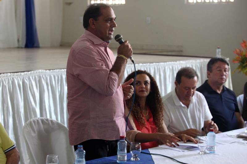 Já durante o evento em Augusto Corrêa, realizado no Centro Nossa Senhora de Nazaré e no Hospital Municipal, o prefeito Filho Barreto (foto) lembrou que o município sempre foi beneficiado com obras pela gestão estadual. Desta vez, além do investimento de quase R$ 2 milhões em 4 km de pavimentação, o Governo do Pará também conseguiu um convênio para o asfaltamento da PA-462, que liga o município à Viseu, e ainda a reforma de duas escolas estaduais, o que totaliza cerca de R$ 35 milhões em recursos.
FOTO: SIDNEY OLIVEIRA / AG. PARÁ
DATA: 14.06.2018
AUGUSTO CORRÊA - PARÁ <div class='credito_fotos'>Foto: Sidney Oliveira/Ag. Pará | <a href='/midias/2018/originais/e576f5b3-b6b9-41d2-b50c-7a9f00c48c88.jpg' download><i class='fa-solid fa-download'></i> Download</a></div>