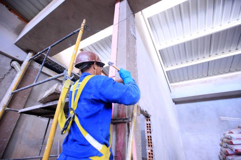 Construção do novo hospital Doutor Abelardo Santos, empreendimento do Governo do Estado sob a coordenação da Secretaria de Estado de Desenvolvimento Urbano e Obras Públicas (Sedop). A obra avançou e está com 70% de serviços executados, sendo que 500 homens trabalham distribuídos em turnos de segunda a sábado, de 7h às 22 horas.
FOTO: RODOLFO OLIVEIRA / AG. PARÁ
DATA: 11.04.2018
BELÉM - PARÁ <div class='credito_fotos'>Foto: Agência Pará | <a href='/midias/2018/originais/e5773597-dc5e-4c8f-9a6f-9456450776ae.jpg' download><i class='fa-solid fa-download'></i> Download</a></div>