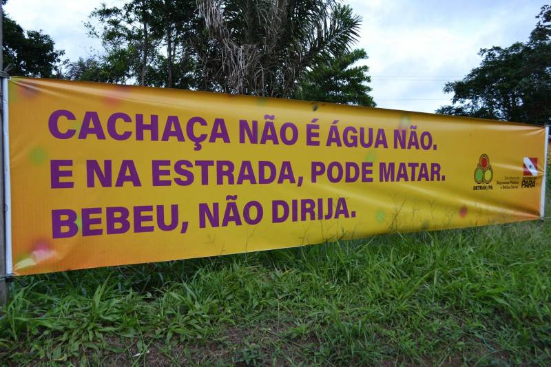 O Departamento de Trânsito do Pará (Detran) e instituições que compõem a Secretaria de Segurança Pública e Defesa Social (Segup) intensificaram as ações de educação e fiscalização durante a Operação Carnaval 2018, no município de Salinópolis. Blitz educativa, barreiras e ações ostensivas em diversos turnos fazem parte da operação que começou na última quarta-feira (7). Em parceria com a Polícia Rodoviária Estadual (PRE), as ações educativas se concentram na barreira localizada na PA-124, acesso ao município. Dez agentes de educação realizam abordagens preventivas e orientam os condutores com relação a práticas seguras no trânsito. “Estamos atentos para identificar qualquer irregularidade que venha comprometer a segurança das pessoas que se deslocam pela rodovia”, afirmou o sargento Josenias Costa.
FOTO: ASCOM / DETRAN
DATA: 10.02.2018
SALINÓPOLIS - PARÁ <div class='credito_fotos'>Foto: ASCOM / DETRAN | <a href='/midias/2018/originais/e57c3801-04b5-48c4-a33e-074c98bffd1a.jpg' download><i class='fa-solid fa-download'></i> Download</a></div>