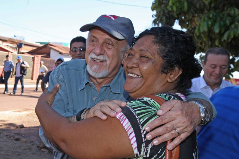 Há 35 anos a dona de casa Guardiana Feitosa é moradora da Rua 15 de Novembro, em Floresta do Araguaia, sul do Pará. Há pelo menos cinco deles não colocava as cadeiras em frente de casa para um bate papo de final de tarde. "Era lama no inverno e poeira no verão, não dava pra ficar aqui na frente", diz Guardiana. "Agora o asfalto chegou, mudou tudo". A 15 de Novembro é uma das mais importantes ruas de Floresta do Araguaia. Abriga três igrejas, três escolas e creches e cerca de 30 pontos comerciais. Cerca de quinhentos moradores vivem ali. O Asfalto na Cidade, programa do Governo do estado que tem como principal objetivo ampliar a mobilidade e acessibilidade nas áreas urbanas do Estado, chegou à Floresta do Araguaia asfaltando a Rua 15 de Novembro e outras seis vias próximas, num total de três quilômetros de asfalto de qualidade superior, além de meio fio. O governador Simão Jatene (foto) foi à Floresta do Araguaia entregar as obras à comunidade. Com ele, estavam o senador Flexa Ribeiro (PSDB/PA); a secretária Extraordinária de Municípios Sustentáveis; Izabela Jatene, o presidente da Assembleia Legislativa do estado, deputado Márcio Miranda; os deputados Cilene Couto e Celso Sabino e o ex-governador Carlos Santos.
FOTO: ANTÔNIO SILVA / AG. PARÁ
DATA: 25.06.2018
FLORESTA DO ARAGUAIA - PARÁ <div class='credito_fotos'>Foto: Antônio Silva/Ag. Pará | <a href='/midias/2018/originais/e58b9a54-dc20-42b0-bcb0-2cc014c6c0f4.jpg' download><i class='fa-solid fa-download'></i> Download</a></div>