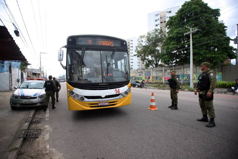 Militares do 1º Batalhão de Policiamento Militar (BPM) realizaram na manhã desta terça-feira, 15, a operação Ônibus Seguro, no bairro do Barreiro, em Belém. Quinze policiais em quatro viaturas, subordinados ao Comando de Policiamento da Capital, participaram da operação fazendo a abordagem e revista nos ônibus que circulam no perímetro, assim como a orientação aos usuários. Durante as duas horas da operação realizada nesta terça-feira, 15, pela manhã, na Pedro Álvares Cabral com Passagem Mirandinha (foto), nenhuma ocorrência foi registrada.

FOTO: THIAGO GOMES / AG. PARÁ
DATA: 15.05.2018
BELÉM - PARÁ <div class='credito_fotos'>Foto: Thiago Gomes /Ag. Pará   |   <a href='/midias/2018/originais/e58e0c6c-7f7e-43b2-bc78-8de2c326e7dd.jpg' download><i class='fa-solid fa-download'></i> Download</a></div>