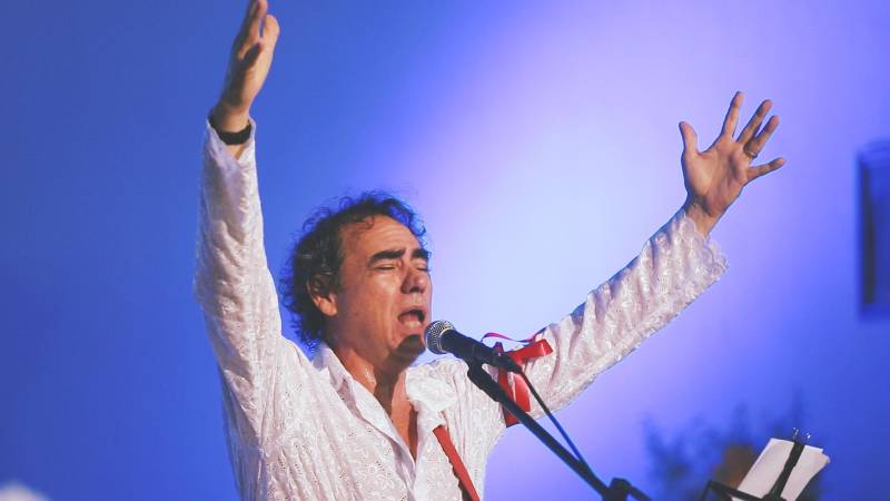 A trajetória artística do cantor e compositor Toni Soares é tema do documentário "Caminhando com Toni Benedito Soares" (foto), que será lançado nesta sexta-feira (14), no 1º Festival Curta Bragança. A produção da Cultura Rede de Comunicação será exibida no dia 21 de dezembro, às 17h30, pela TV Cultura do Pará. O documentário tem ponto de partida a relação de Toni Soares com a cena cultural de uma Belém dos anos 80, apresentando seu envolvimento com grupos teatrais e experimentos cinematográficos. A produção rememora a passagem do artista por um dos grupos mais emblemáticos da música paraense: o Arraial do Pavulagem. Neste movimento, o filme também resgata a relação do músico com o reggae, ritmo do qual foi um grande divulgador por meio do programa radiofônico Sunsplash Radio Reggae, na Rádio Cultura FM, na qual o bragantino também realizou importante trabalho de registro e cartografia de grupos musicais no interior do Pará. 

FOTO: REPRODUÇÃO / TV CULTURA DO PARÁ
DATA: 12.12.2018
BELÉM - PARÁ <div class='credito_fotos'>Foto: REPRODUÇÃO / TV CULTURA   |   <a href='/midias/2018/originais/e58e109a-8c84-4ee8-830a-de20fea9178d.jpg' download><i class='fa-solid fa-download'></i> Download</a></div>