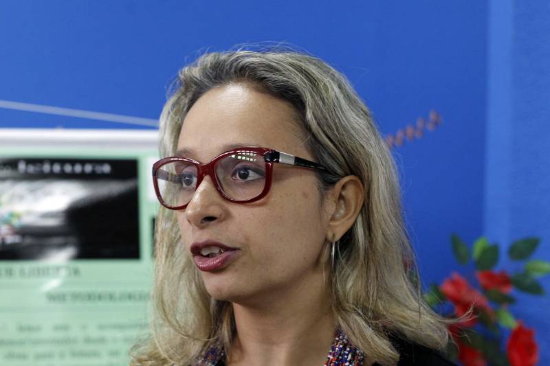 O projeto "Leitura que Liberta", que trabalha a remição de pena pela leitura nas unidades prisionais da Região Metropolitana de Belém completou três anos de execução. Na manhã desta sexta-feira (30), a Universidade Estadual do Pará (Uepa) realizou uma mesa redonda sobre políticas educacionais para privados de liberdade, como parte da "IV semana de História da Uepa". O projeto educacional com detentos foi o centro das discussões. Na foto, Ana Izabel Santos, idealizadora do projeto.

FOTO: AKIRA ONUMA / ASCOM SUSIPE
DATA: 30.11.2018
BELÉM - PARÁ
 <div class='credito_fotos'>Foto: Akira Onuma / Ascom Susipe   |   <a href='/midias/2018/originais/e599fc3a-fb32-4f02-8721-2b1bc6172d26.jpg' download><i class='fa-solid fa-download'></i> Download</a></div>