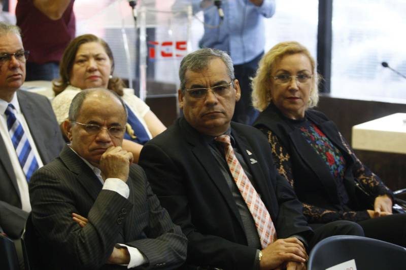 Reunido em sessão extraordinária nesta quarta-feira (24) o Tribunal de Contas do Estado (TCE) aprovou, por unanimidade, parecer prévio sobre o Balanço Geral do Estado (BGE) 2017, do Governo do Pará. O Balanço demonstra os resultados alcançados no exercício de 2017 e retrata a execução orçamentária, financeira e patrimonial do Estado, englobando 87 órgãos e entidades da Administração Direta, Autarquias, Fundações, Fundos e Empresas Estatais que compõem os Orçamentos Fiscal, Seguridade Social e de Investimentos. Na foto (esq/dir), José Colares, Roberto Amoras e Alice Viana.
FOTO: SIDNEY OLIVEIRA / AG. PARÁ
DATA: 24.05.2018
BELÉM - PARÁ <div class='credito_fotos'>Foto: Sidney Oliveira/Ag. Pará | <a href='/midias/2018/originais/e59e81f3-d6ed-44b3-afda-31e008b6acec.jpg' download><i class='fa-solid fa-download'></i> Download</a></div>