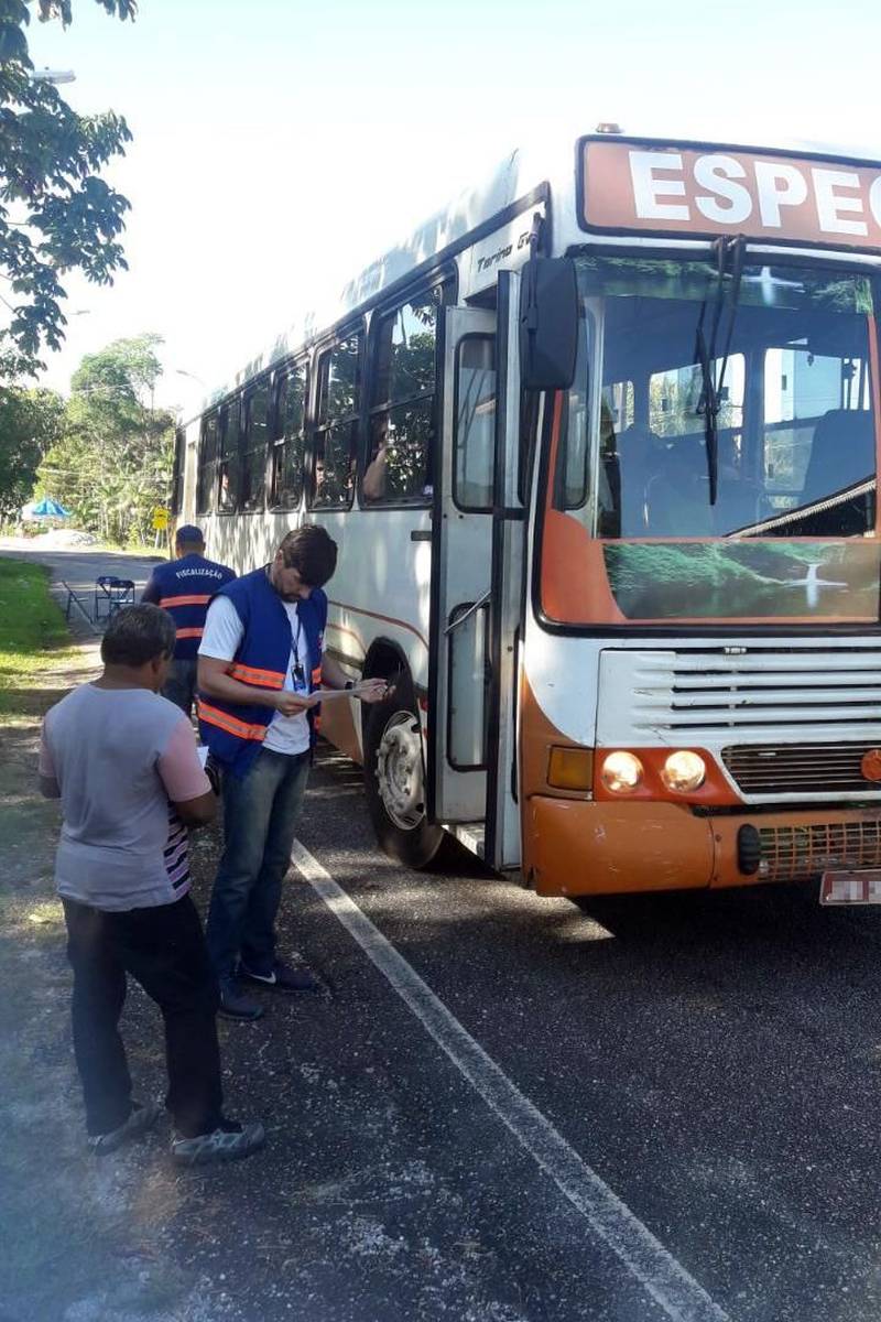 No primeiro final de semana da Operação Verão 2018, a Agência de Regulação e Controle de Serviços Públicos do Estado do Pará (Arcon-PA) realizou 1,1 mil abordagens e contabilizou mais de 23 mil passageiros circulando pelos portos do Estado. Entre os dias 5 e 9 de julho, os agentes de fiscalização estiveram presentes em 16 terminais e postos rodoviários e em 11 portos e travessias. No modal rodoviário as equipes registraram 304 autos de infração e apreenderam sete veículos, sendo dois clandestinos. A região de Apeú, em Castanhal, foi onde houve maior volume de abordagens e infrações registradas, 209 e 50, respectivamente. No Terminal Rodoviário de Belém foram 93 abordagens e 40 autos de infração lavrados. Na foto, fiscalização em Mosqueiro.
FOTO: ASCOM / ARCON
DATA: 08.07.2018
MOSQUEIRO - PARÁ <div class='credito_fotos'>Foto: Ascom Arcon | <a href='/midias/2018/originais/e5a2c1f4-ea2e-4342-8f5d-ab9e252e7953.jpg' download><i class='fa-solid fa-download'></i> Download</a></div>