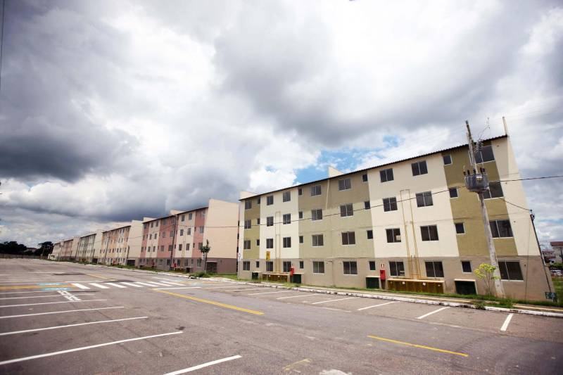 O governo do Pará, por meio da Companhia de Habitação do Pará (Cohab) entregou, neste sábado (24), as chaves dos 4 mil apartamentos do Residencial Viver Melhor Marituba. O local passa a ser, agora, a moradia de mais de 15 mil pessoas que aguardavam pelo empreendimento. Desde o início da manhã, servidores da Cohab estavam a postos, na quadra de esportes do Residencial, organizando a entrega das chaves dos apartamentos. A Companhia de Saneamento do Pará (Cosanpa) também atendia os novos moradores, que já podiam realizar o cadastro de suas unidades de consumo para ligação do fornecimento de água.
FOTO: THIAGO GOMES / AG PARÁ
DATA: 24.02.2018
MARITUBA - PARÁ <div class='credito_fotos'>Foto: Thiago Gomes /Ag. Pará | <a href='/midias/2018/originais/e5a42da5-8302-4a4c-b608-f6ff9216e590.jpg' download><i class='fa-solid fa-download'></i> Download</a></div>