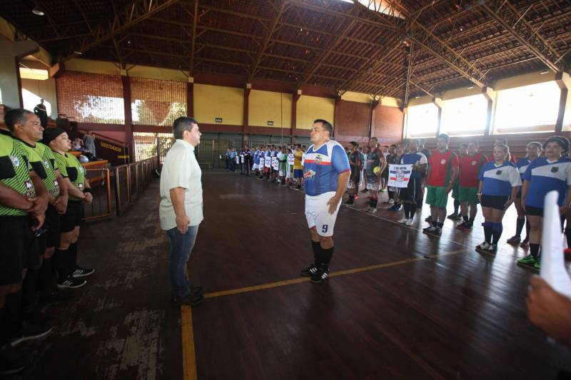 Mais de 300 policiais militares, de diversas localidades do Pará, participam neste sábado (3) e no domingo (4) da II Copa de Futsal da Casa Militar da Governadoria, em comemoração aos 101 anos de criação do órgão. Quarenta equipes participam do torneio, sendo 32 masculinas, quatro femininas, duas sub-16 e duas sub-13, as duas últimas formadas por alunos da escolinha de futsal da PM, que ensina a filhos de militares técnicas e regras da prática esportiva. O subchefe da Casa Militar, coronel Luiz Mendonça (foto), também destacou a importância do evento.
FOTO: RODOLFO OLIVEIRA / AG. PARÁ
DATA: 03.03.2018
BELÉM - PARÁ <div class='credito_fotos'>Foto: Rodolfo Oliveira/Ag. Pará | <a href='/midias/2018/originais/e5b7b386-23e0-439f-b5e5-11eaae4ebec3.jpg' download><i class='fa-solid fa-download'></i> Download</a></div>