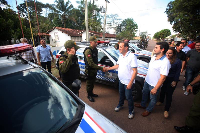 Os batalhões de Policiamento da PM de Barcarena (foto) e Abaetetuba, no Baixo Tocantins, receberam na tarde desta quinta-feira (21), 14 viaturas e 20 motocicletas para o reforço da segurança pública nas cidades. Os dois municípios pertencem ao Comando de Policiamento Regional IX, que realiza o policiamento em 10 municípios da região. O CPR IX também está formando 134 novos policias que deverão ser integrados ao policiamento no mês de julho. Participaram da entrega o comandante geral da PM, coronel Hilton Benigno, o presidente da Assembleia Legislativa do Pará (Alepa), deputado estadual Márcio Miranda e os deputados Ana Cunha e Celso Sabino. O coronel Hilton Benigno comentou que toda a frota de veículos da PM foi renovada. “A renovação traz melhores condições de trabalho ao policial”, afirmou.
FOTO: THIAGO GOMES / AG. PARÁ
DATA: 21.06.2018
BARCARENA - PARÁ <div class='credito_fotos'>Foto: Thiago Gomes /Ag. Pará | <a href='/midias/2018/originais/e5bbd3d0-a131-4d42-9b22-430d21e874e2.jpg' download><i class='fa-solid fa-download'></i> Download</a></div>