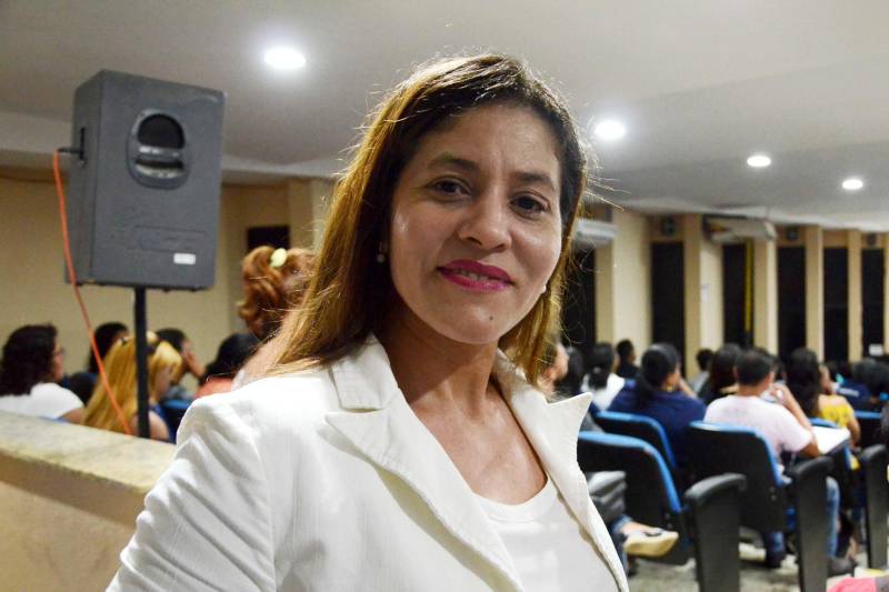 O I Circuito de Palestra do Ensino Profissionalizante promovido pela Escola Técnica Deodoro de Mendonça, em Belém, marcou o acolhimento dos alunos na abertura do ano letivo 2018. O evento foi realizado nesta semana, entre os dias 19 e 21, e trouxe ao debate temas como: Logística e Tecnologias, Gestão de Projetos, Inclusão Escolar, Empreendedorismo e Normas Educacionais. Todos recorrentes dos cursos profissionalizantes oferecidos pela instituição.Cerca de 700 estudantes participaram da programação que terminou com uma palestra da mestre em Educação e técnica do Serviço de Apoio à Micro e Pequenas Empresas (Sebrae-Pará), Isabelle Leite Elleres. Ela falou sobre Empreendedorismo e interagiu com a plateia para estimular diversos saberes, contribuindo para despertar nos estudantes o desejo de empreender, mas com planejamento prévio para maximizar resultados. Na foto, a coordenadora do curso de Administração, Ana Patrícia Freitas.
FOTO: FERNANDO NOBRE / ASCOM SEDUC
DATA: 22.02.2018
BELÉM - PARÁ <div class='credito_fotos'>Foto: FERNANDO NOBRE/ASCOM SEDUC | <a href='/midias/2018/originais/e5bcab06-9783-40d0-8e82-f0e1545cf500.jpg' download><i class='fa-solid fa-download'></i> Download</a></div>