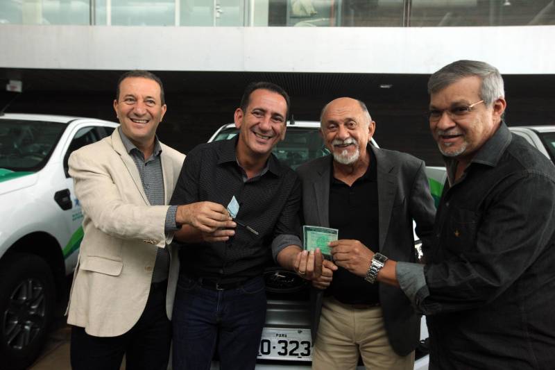 O prefeito de Conceição do Araguaia, Jair Martins (foto) agradeceu pelos equipamentos e parabenizou o governador. “Esse programa é muito importante para nós. Nossa distância de Belém é de mil quilômetros, e hoje fazer parte disso vai facilitar muito o trabalho. Hoje os prefeitos de todo o país estão numa situação complicada, e aqui estamos ganhando equipamentos para ajudar a cuidar do meio ambiente e da nossa produção. Temos que parabenizar o governador por termos um Estado enxuto onde ele vem conseguindo ajudar os prefeitos”, destacou.
FOTO: RODOLFO OLIVEIRA
DATA: 22.03.2018
BELÉM - PARÁ <div class='credito_fotos'>Foto: Rodolfo Oliveira/Ag. Pará | <a href='/midias/2018/originais/e5be1496-9408-4638-a0b7-ef4ef59e82e4.jpg' download><i class='fa-solid fa-download'></i> Download</a></div>