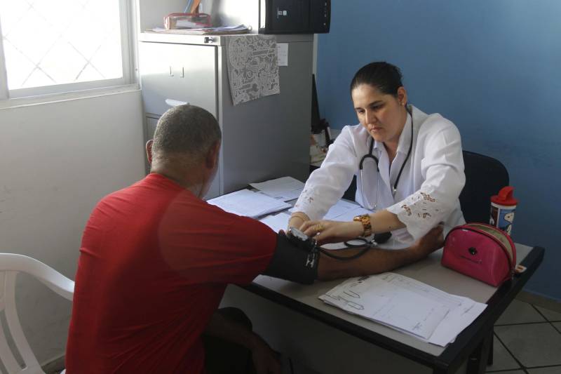 A Superintendência do Sistema Penitenciário do Estado (Susipe) realiza durante todo o mês de junho um mutirão (foto) com atendimento social, judiciário e de saúde no Complexo Prisional de Marituba, onde estão localizados os Presídios Estaduais Metropolitanos I, II e III. Nesta quarta-feira (13) a ação ocorreu no PEM II. O objetivo do mutirão é realizar um atendimento multidisciplinar para identificar as situações jurídicas, sociais, de saúde e educação de todos os 495 detentos custodiados no local. “Agora, os mutirões ficaram mais dinâmicos, pois iremos realizar um atendimento multidisciplinar envolvendo as diversas áreas de atuação da Susipe. Na parte jurídica será feito a atualização do nosso sistema de controle prisional, durante o atendimento ao preso. No setor social iremos avaliar se o preso tem seus documentos válidos, e iremos providenciar a emissão de quem não os possui. Vamos avaliar, também, a escolaridade e providenciar estudo para os presos que quiserem dar continuidade a sua formação, além de acelerar os atendimentos médicos, psicossociais e odontológicos na unidade prisional”, explicou Waléria Albuquerque, coordenadora do mutirão.

FOTO: AKIRA ONUMA / ASCOM SUSIPE
DATA: 13.06.2018
BELÉM - PARÁ <div class='credito_fotos'>Foto: Akira Onuma / Ascom Susipe   |   <a href='/midias/2018/originais/e5c22a9f-091d-4cc5-9c24-146d5a0a605e.jpg' download><i class='fa-solid fa-download'></i> Download</a></div>