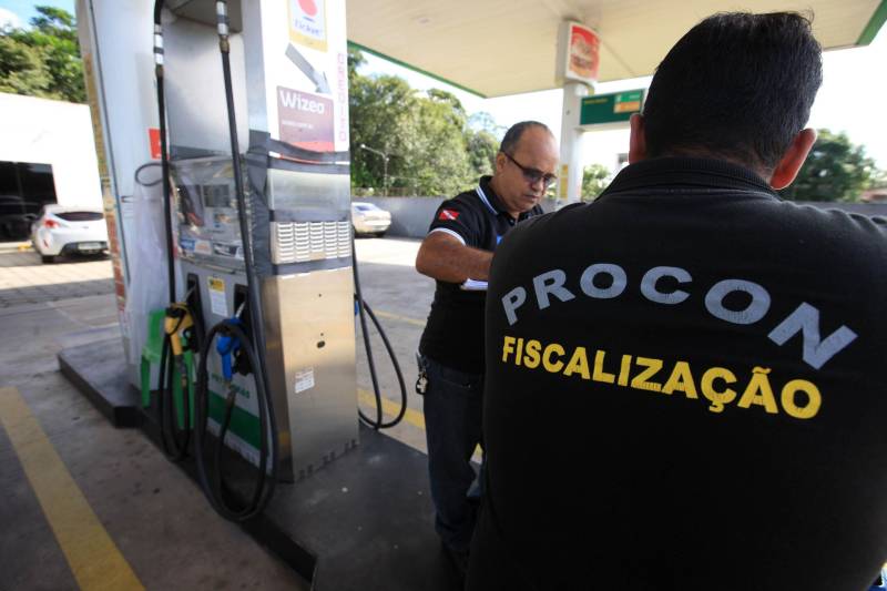 A Diretoria de Proteção e Defesa do Consumidor ( Procon) da Secretaria de Estado de Justiça e Direitos Humanos ( Sejudh) está nas ruas desde a última quinta-feira (24) averiguando a comercialização nos postos de combustíveis na Região Metropolitana de Belém.
FOTO: MÁCIO FERREIRA / AG. PARÁ
DATA: 25.05.2018
BELÉM - PARÁ <div class='credito_fotos'>Foto: MÁCIO FERREIRA/ AG. PARÁ | <a href='/midias/2018/originais/e5c31b4e-72a5-4efb-b6a0-79b40df3917d.jpg' download><i class='fa-solid fa-download'></i> Download</a></div>