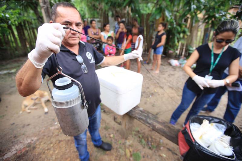 As ações do governo do Estado são imediatas no município de Barcarena, mais especificamente nas comunidades Bom Futuro e Vila Nova, localizadas na área das bacias de rejeitos da Hydro. A primeira medida é a coleta da água dos poços artesianos, para verificar se está própria para o consumo humano. Nesta sexta-feira (23), técnicos do Laboratório Central do Estado (Lacen) começaram o trabalho, que faz parte do conjunto de ações do grupo de trabalho montado pelo governo depois que o Instituto Evandro Chagas confirmou a contaminação da área.
FOTO: MÁCIO FERREIRA / AG. PARÁ
DATA: 23.02.2018
BARCARENA - PARÁ <div class='credito_fotos'>Foto: MÁCIO FERREIRA/ AG. PARÁ | <a href='/midias/2018/originais/e5c400be-72c8-4f58-99e6-08e89a840d06.jpg' download><i class='fa-solid fa-download'></i> Download</a></div>