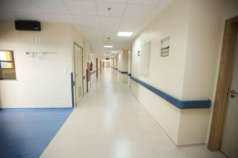 As obras estruturais no Hospital Abelardo Santos, no distrito de Icoaraci, na Grande Belém, já estão quase 100% concluídas. A unidade de saúde será a maior do Pará, com 10 andares, 269 leitos e portas abertas para atender cerca de 2 milhões de pessoas somente na região metropolitana, além de ser mais uma opção para desafogar o atendimento dos municípios da região das ilhas e nordeste do estado. Até o início de dezembro, o hospital, antes com capacidade para 50 leitos em somente um pavimento, será inaugurado. A unidade de saúde está 95% pronta, faltando apenas a instalação dos equipamentos médico-assistenciais e as obras de acabamento do andar térreo.

FOTO: MÁCIO FERREIRA / AG. PARÁ
DATA: 31.10.2018
ICOARACI - PARÁ <div class='credito_fotos'>Foto: Agência Pará   |   <a href='/midias/2018/originais/e5c55d50-179e-405d-989a-766048179e9c.jpg' download><i class='fa-solid fa-download'></i> Download</a></div>
