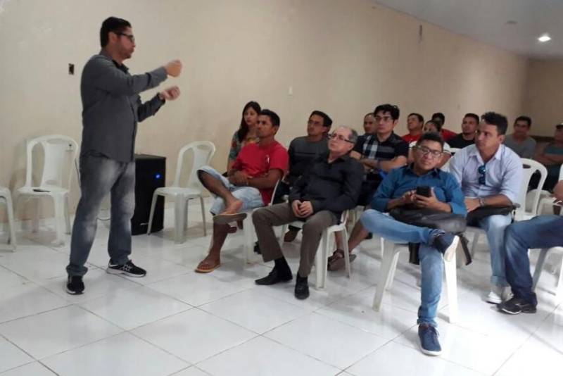 A Secretaria da Fazenda do Pará (Sefa) realizou, na terça-feira (20), em Curralinho, no arquipélago do Marajó, reunião com contribuintes e representantes das Prefeituras de Curralinho, Oeiras do Pará e Bagre. Cerca de 40 pessoas participaram do encontro, que teve como tema as novidades da área tributária estadual.
FOTO: ASCOM SEFA
DATA: 20.03.2018
CURRALINHO - PARÁ <div class='credito_fotos'>Foto: Ascom Sefa | <a href='/midias/2018/originais/e5d25fe3-6fe3-417a-ac16-8a8f3e1e32f5.jpg' download><i class='fa-solid fa-download'></i> Download</a></div>