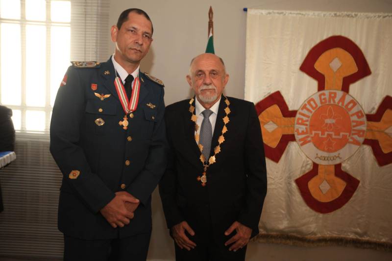 O Governo do Estado do Pará concedeu hoje 230 comendas do Mérito Grão-Pará (foto), a mais alta do Estado, a autoridades e servidores que se destacaram nos últimos oito anos de serviços prestados à população. “O ciclo que encerramos hoje não encerra nossa missão de servir ao público, porque uma vez servidores públicos, trabalhando em benefício da população, nunca mais deixamos de sê-lo, pois essa missão fica gravada em nossos corações”, disse o governador Simão Jatene aos agraciados. O governador entregou, pessoalmente, uma a uma as condecorações.  Das 230 medalhas, 14 foram no grau de Grande Oficial, 60 no grau de Comendador, 8 no grau de Oficial e 11 no grau de Cavaleiro aos servidores civis. Entre os militares, 4 receberam no grau de Comendador, 38 de Oficial e 109 no grau de Cavaleiro.

FOTO: CRISTINO MARTINS / AG. PARÁ
DATA: 31.12.2018
BELÉM - PARÁ <div class='credito_fotos'>Foto: Cristino Martins/Ag. Pará   |   <a href='/midias/2018/originais/e5d56e00-b6b5-4600-b442-9ab43b1a0200.jpg' download><i class='fa-solid fa-download'></i> Download</a></div>