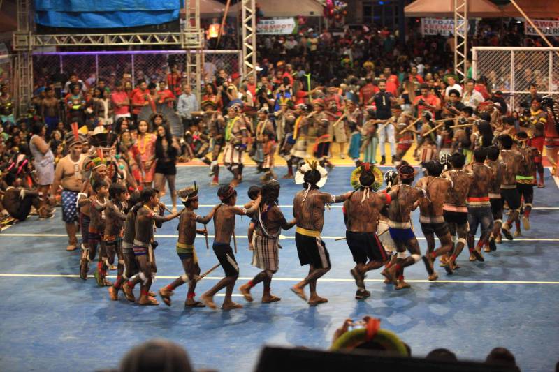 O dia começou cedo para os participantes da Semana dos Povos Indígenas, que ocorre em São Félix do Xingu, no sudeste do Pará. A vasta programação se estendeu durante toda a segunda-feira (16), com os serviços ofertados pelo Estado, os jogos e abertura oficial, à noite. Nesta segunda-feira também começaram as competições. Além do atletismo, com a corrida de 100 metros rasos para homens e mulheres, houve partidas de futsal feminino e de cabo de guerra masculino e feminino. Espalhados por diversos espaços da cidade, os jogos são uma atração muito esperada, tanto pelos índios quanto pelo público que prestigia as disputas.
FOTO: RODOLFO OLIVEIRA / AG. PARÁ
DATA: 16.04.2018
SÃO FÉLIX DO XINGU - PARÁ <div class='credito_fotos'>Foto: Rodolfo Oliveira/Ag. Pará | <a href='/midias/2018/originais/e5dcf208-a1c2-4b68-aee5-bc188a5751fc.jpg' download><i class='fa-solid fa-download'></i> Download</a></div>
