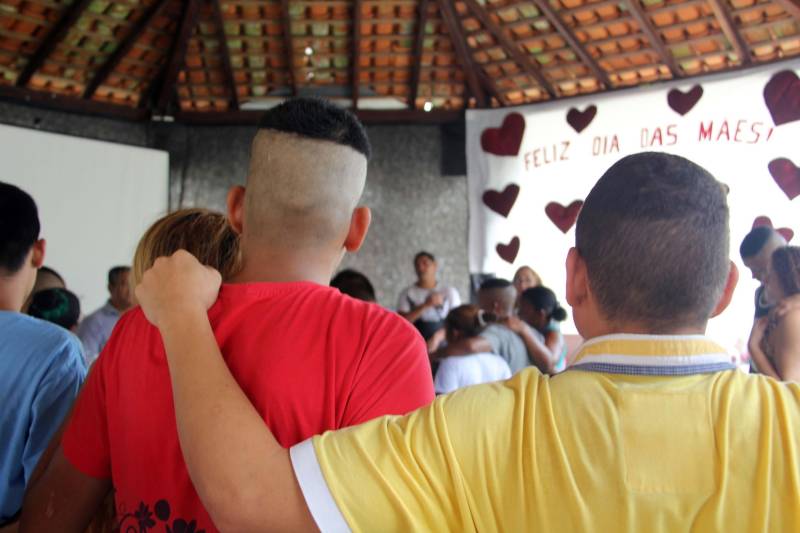 O Dia das Mães na socioeducação é uma data marcada pela emoção de reencontros e pelo fortalecimento dos vínculos afetivos. Pensando nisso, profissionais que atuam nas 15 unidades da Fundação de Atendimento Socioeducativo do Pará (Fasepa), localizadas na Região Metropolitana de Belém e no interior do Estado, promoveram ao longo da última semana uma programação variada, alusiva à data.
FOTO: THIAGO FURTADO / ASCOM FASEPA
DATA: 13.05.2018
ANANINDEUA - PARÁ <div class='credito_fotos'>Foto: THIAGO FURTADO / ASCOM FASEPA | <a href='/midias/2018/originais/e5dcfda1-fbbb-43bd-97c5-3204fc48de20.jpg' download><i class='fa-solid fa-download'></i> Download</a></div>