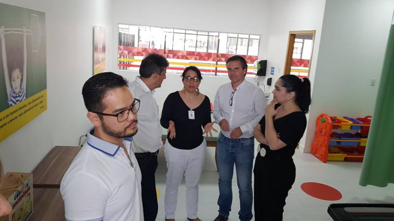 O Centro Integrado de Inclusão e Reabilitação – CIIR recebeu representantes da Rede Sarah Brasília (foto). A visita prevê uma troca de experiências entre as instituições que atuam na reabilitação de Pessoas com Deficiência (PcD). Os trâmites formais ainda serão concluídos, mas a relação entre as instituições se estreitou durante a visita do professor de Educação Física, Maurício Corte Real, e do fisioterapeuta, Rogério Canuto. Os visitantes elogiaram o novo espaço e fizeram questão de ressaltar a importância do Centro.
FOTO: ASCOM / INDSH
DATA: 25.06.2018
BELÉM - PARÁ <div class='credito_fotos'>Foto: ASCOM / INDSH | <a href='/midias/2018/originais/e5e900ed-a0e0-4e47-a3c1-fda8f8db8bce.jpg' download><i class='fa-solid fa-download'></i> Download</a></div>