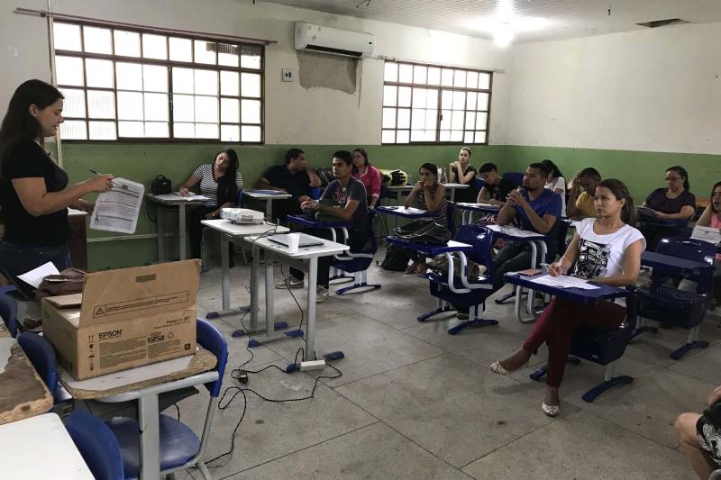 A região Carajás, que abrange os municípios de Marabá e Parauapebas, é a que tem a maior concorrência do concurso da Superintendência do Sistema Penitenciário do Estado (Susipe) que será realizado neste domingo (18). São 97.95 candidatos por vaga. Durante treinamento na manhã deste sábado, 17, para chefes de sala e fiscais de prova, a coordenadora da AOCP da região Carajás, Samara Loureiro (foto), destacou as principais orientações a quem irá trabalhar no concurso e também aos candidatos.
FOTO: ASCOM SUSIPE
DATA: 17.03.2018
MARABÁ - PARÁ <div class='credito_fotos'>Foto: ASCOM SUSIPE | <a href='/midias/2018/originais/e5ecaf5e-6687-4729-8f2a-7db1a7c4259e.jpg' download><i class='fa-solid fa-download'></i> Download</a></div>
