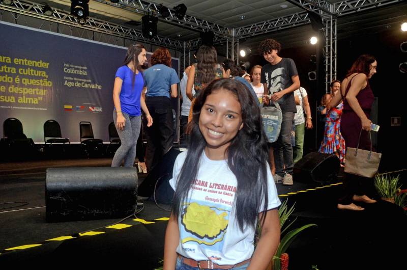 Estudantes da rede estadual de ensino foram, nesta sexta-feira (8), os “autores” em plena 22ª Feira Pan-Amazônica do Livro, no Hangar, ao protagonizarem uma festa em homenagem à leitura no encerramento da Gincana Literária conquistada pela Escola Estadual Cornélio de Barros, do bairro da Marambaia. A escola contou com um grupo de 15 estudantes que leram e pesquisaram sobre a vida e obra do escritor paraense Daniel Dantas, como tarefa da Gincana Literária. A Gincana é uma das principais atrações da Feira do Livro e, este ano, começou no dia 4, com um concurso de redação. A Gincana Literária reuniu 60 alunos, ou seja, 15 estudantes por cada uma das quatro Unidades Seduc na Escola (USEs) - unidades administrativas e pedagógicas da Secretaria de Estado de Educação (Seduc) - no evento. Os alunos pesquisaram sobre os autores Daniel Leite, Alfredo Garcia, Rosângela Darwich e Antônio Juraci Siqueira. Na foto, a estudante Rayanny Luciana Paiva da Silva, 17 anos.
FOTO: ELISEU DIAS / ASCOM SEDUC
DATA: 08.06.2018
BELÉM - PARÁ <div class='credito_fotos'>Foto: Eliseu Dias / Ascom Seduc | <a href='/midias/2018/originais/e5f137cf-0cf4-4448-9b6f-a22fc9c73d67.jpg' download><i class='fa-solid fa-download'></i> Download</a></div>