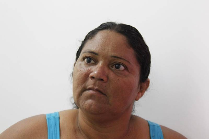 A detenta Adriane da Silva Noronha (foto), 42 anos, descobriu o câncer no colo do útero há cinco anos. Por vergonha de fazer o exame preventivo, ela já descobriu a doença em estágio avançado. “Foram os piores anos da minha vida. Eu cheguei bem perto de morrer, simplesmente porque não ia no médico e não cuidava da minha saúde. Naquela época, eu achava que nunca ia ter nada, e morria de vergonha de ir ao médico fazer esse exame. Hoje, falo para todas as minhas colegas o quanto é importante elas darem atenção à saúde. É um exame tão rápido e que pode salvar uma vida”, relata Adriane Noronha, cujo alerta abriu a programação especial alusiva ao Dia Internacional da Mulher, destinada às internas custodiadas no Centro de Recuperação Feminino (CRF), em Ananindeua, na Região Metropolitana de Belém. O evento ocorreu na Unidade Básica de Saúde (UBS), que funciona dentro do centro de detenção, com o objetivo de orientar as presas sobre a prevenção do câncer de colo do útero. As detentas assistiram a palestras com enfermeiras, assistentes sociais e psicólogas da unidade, recebendo orientações sobre prevenção do câncer de colo do útero e a importância do exame Papanicolau, que tem o objetivo de detectar precocemente células cancerosas no colo do útero. O exame deve ser realizado em todas as mulheres de 21 a 65 anos, pelo menos uma vez ao ano.
FOTO: AKIRA ONUMA
DATA: 08.03.2018
BELÉM - PARÁ <div class='credito_fotos'>Foto: Akira Onuma / Ascom Susipe | <a href='/midias/2018/originais/e5f51d1a-53ad-4945-89d1-c083319ac681.jpg' download><i class='fa-solid fa-download'></i> Download</a></div>