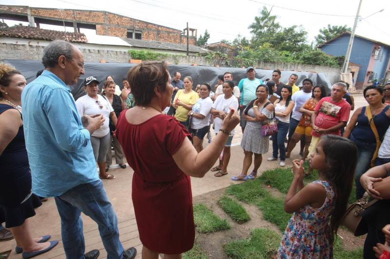 A tarde desta quarta-feira (02), foi de alegria para vinte famílias do Projeto Taboquinha, em Icoaraci, que ganharam uma nova habitação, com sala, cozinha, banheiro, dois quartos e área externa. Elas receberam as chaves de seus apartamentos das mãos da presidente da COHAB, Lene Farinha, de diretores da Companhia de Habitação e do deputado federal Arnaldo Jordy. Segundo a presidente da COHAB, Lene Farinha, o projeto Taboquinha "sempre foi dinâmico e já conseguimos avançar muito aqui. Falta entregar cerca de quarenta e quatro unidades habitacionais e fazer a revitalização dos canais, para assim concluirmos as obras", declarou. Ela solicitou que os novos moradores zelem pelas unidades e conservem as áreas livres. Ela também anunciou que está sendo preparada uma área ao lado da ponte do Cruzeiro destinada a um projeto voltado exclusivamente para os pescadores.
FOTO: CARLOS SODRÉ / AG. PARÁ
DATA: 02.05.2018
BELÉM - PARÁ <div class='credito_fotos'>Foto: Carlos Sodré/Agência Pará | <a href='/midias/2018/originais/e5fd2e35-4b0d-4180-9467-bf4042d58fe0.jpg' download><i class='fa-solid fa-download'></i> Download</a></div>