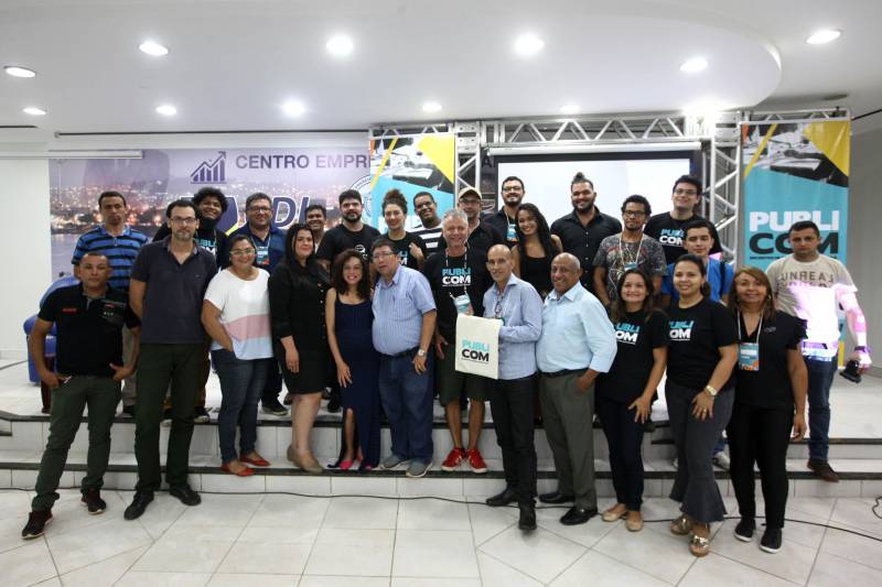 Um avião que teria explodido no ar sem deixar nenhum vestígio, um atleta difamado como criminoso e a foto de uma pessoa pública divulgada nas redes sociais, como portadora de doença. Estes foram apenas alguns dos casos listados no segundo dia do Encontro de Comunicação do Pará (Publicom), no município de Altamira, nesta sexta-feira, 13, no auditório da Associação Comercial Industrial e Agropastoril (Aciapa).
FOTO: MARCELO LÉLIS / AG. PARÁ
DATA: 13.04.2018
ALTAMIRA - PARÁ <div class='credito_fotos'>Foto: Marcelo Lelis / Ag. Pará | <a href='/midias/2018/originais/e5fe030f-e556-4247-9592-1673bc2943c5.jpg' download><i class='fa-solid fa-download'></i> Download</a></div>