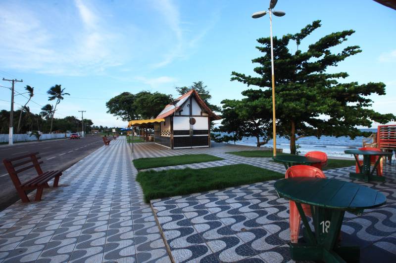 Moradores, comerciantes, militares e políticos da região da Ilha do Marajó comemoraram, nesta quarta-feira (24), junto ao governador Simão Jatene, a entrega do 18º Grupamento Bombeiro Militar, inaugurado hoje no município de Salvaterra. Quarenta e oito militares foram deslocados para o local, sendo 45 praças e três oficiais. O espaço conta com viaturas para atendimento a incêndios, salvamentos, resgates e uma lancha.O Coronel Antônio Zanelli, comandante geral do Corpo de Bombeiros, explicou a escolha do município para receber o grupamento. “Salvaterra foi escolhida estrategicamente para receber este quartel por ser a porta do Marajó. Salvaterra e Soure possuem forte apelo turístico. Antes, nosso tempo-resposta para a população daqui demorava até 1h30 minutos, já que vínhamos de Icoaraci, distrito de Belém. Agora a meta é atender o mais rápido possível os seis municípios da região do Marajó Ocidental”, explicou. Além de Salvaterra e Soure, a corporação atenderá os municípios de Cachoeira do Arari, Santa Cruz do Arari, Ponta de Pedras e Muaná.

FOTO: MÁCIO FERREIRA / AG PARÁ
DATA: 24.01.2018
SALVATERRA - PARÁ <div class='credito_fotos'>Foto: MÁCIO FERREIRA/ AG. PARÁ   |   <a href='/midias/2018/originais/e5fe1904-074b-4294-a1ca-73fd7f3a3578.jpg' download><i class='fa-solid fa-download'></i> Download</a></div>
